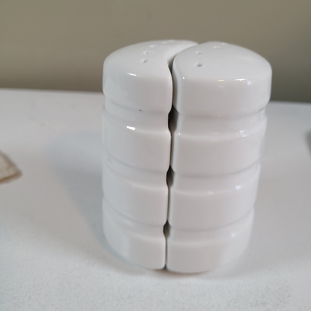 Fitz and Floyd White salt & pepper shakers ying & Yang ceramic nesting